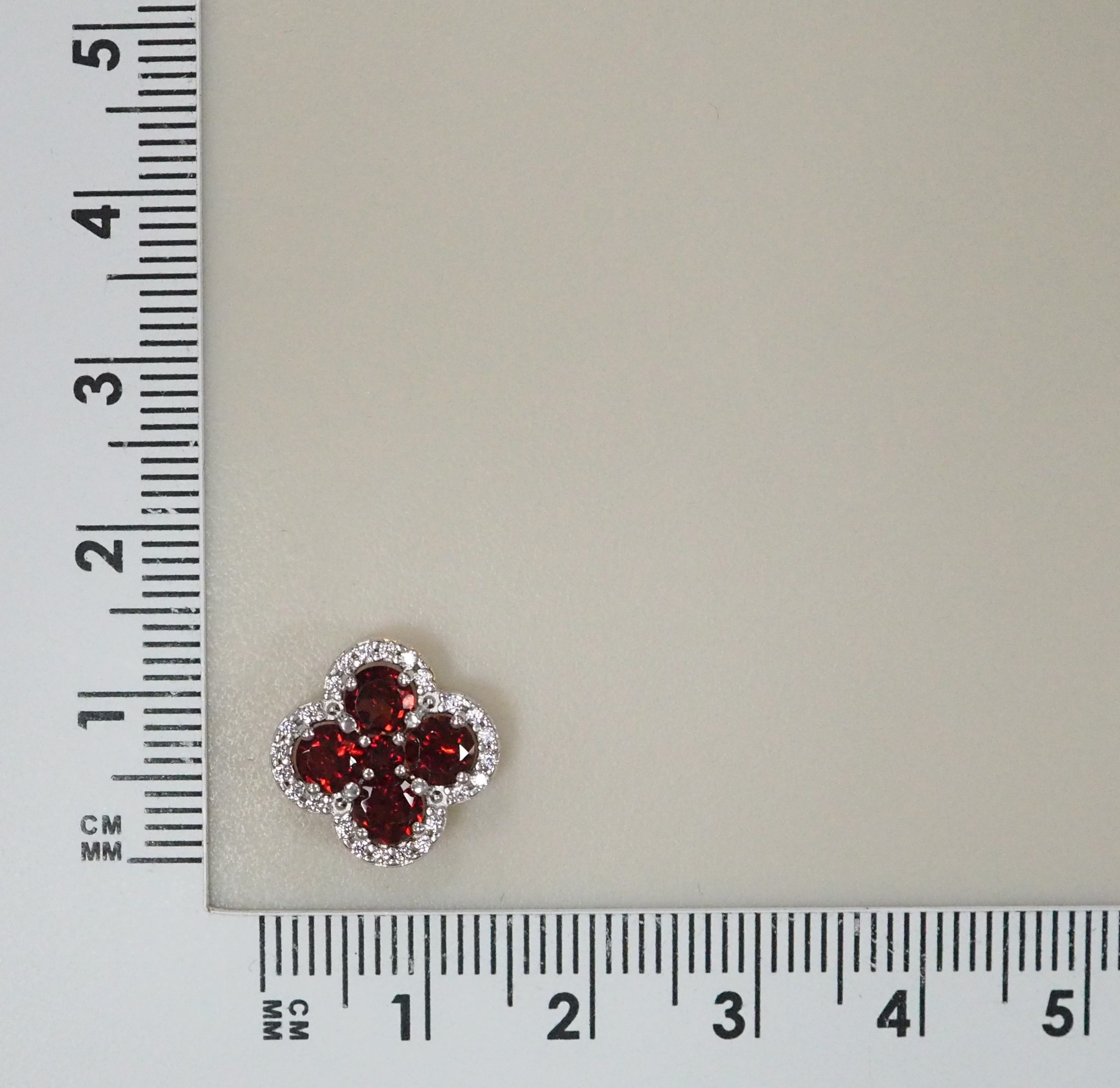 Серебряная подвеска с гранатами "Клевер"